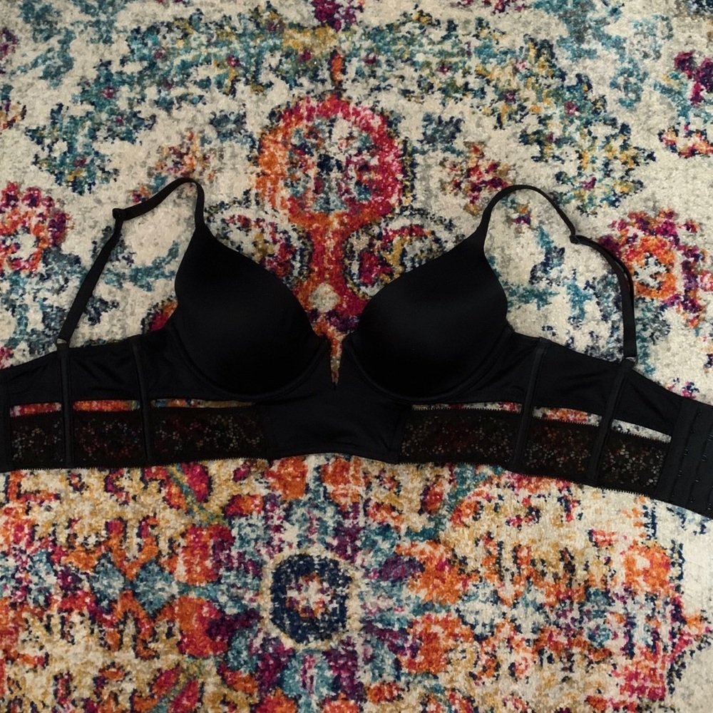 VICTORIA SECRET NWOT Lace Detailed Bra